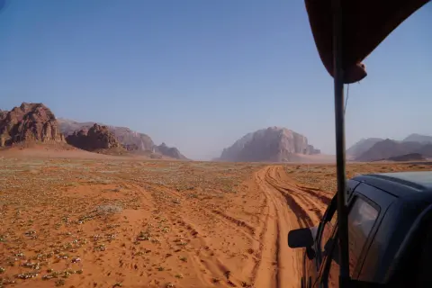 Pustynia Wadi Rum, Jordania. Droga wśród piasków i skał, gdzie żyją beduini.