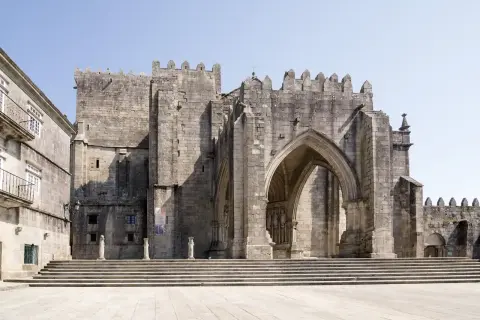La imponente catedral de Tui se alza majestuosa, con sus escalinatas y arcos de piedra que invitan a explorar su historia.