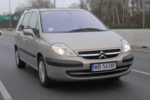 Złoty Citroen C8 jedzie autostradą.