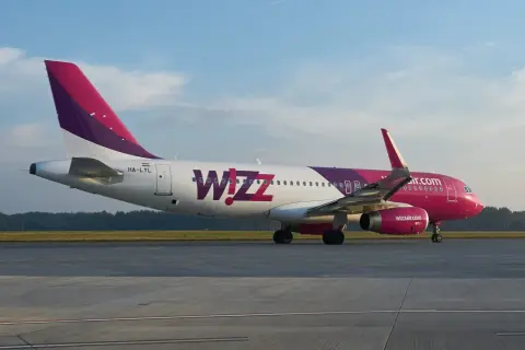 Samolot Wizzair na płycie lotniska. Miejmy nadzieję, że nie będzie opóźniony lot odszkodowanie wizzair.