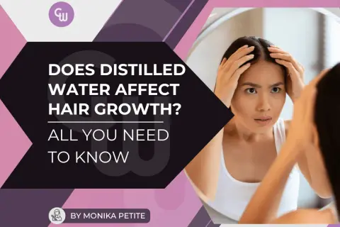 Une femme examine ses cheveux dans un miroir, se demandant si l'eau distillée affecte la pousse des cheveux.