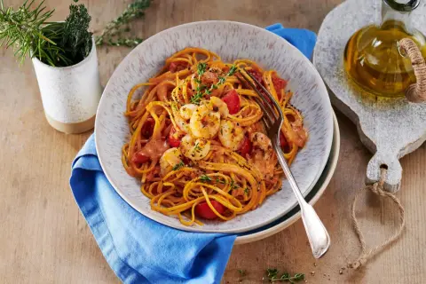 Herzhafte Spaghetti mit Garnelen und Tomatensoße, inspiriert von Rezepten mit Proteinpulver. Ein Gericht, das Genuss und Nährwert vereint.