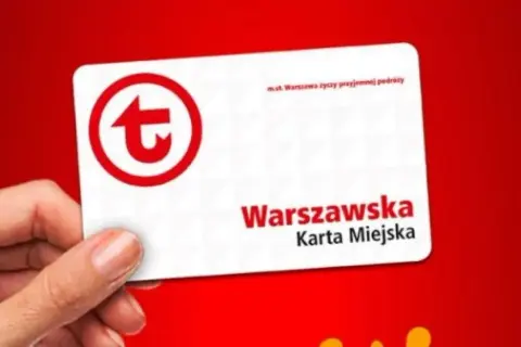 Warszawska Karta Miejska - poznaj jej cenę i ciesz się podróżami po stolicy. Czerwone logo na białej karcie.