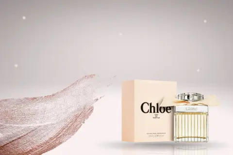 Elegancki flakon perfum Chloe z beżowym pudełkiem i wstążką. Delikatny, kwiatowy zapach Chloe otula zmysły.