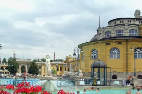 Budapeszt: termy z piękną architekturą i basenami. Sprawdź termy budapeszt cena i zaplanuj relaks.