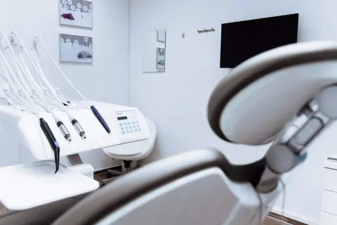 Co ile chodzić do dentysty, aby uniknąć problemów z zębami?