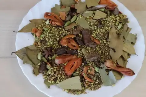 Sekrety Masali: Jak zrobić Garam Masalę i Masala Chai w domu?
