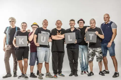 Zespół KULT, gotowy na koncerty 2025, prezentuje litery tworzące nazwę.