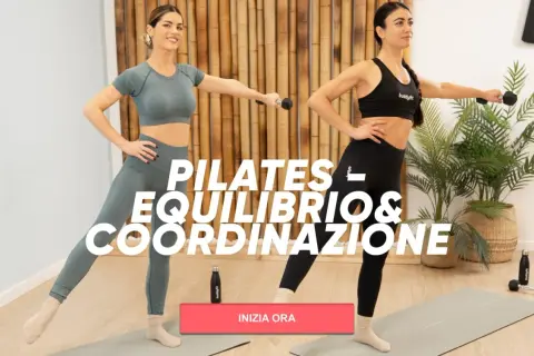 Due donne eseguono esercizi di Pilates per migliorare l'equilibrio e la coordinazione, con pesi leggeri.