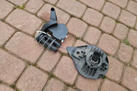 Jak łatwo wyciągnąć koło zapasowe w Renault Clio 4 - krok po kroku