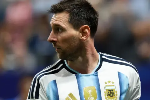 Portret Lionela Messiego w koszulce Argentyny. Widać jego profil, pot na czole i zarost. Bez względu na wiek, wciąż zachwyca.