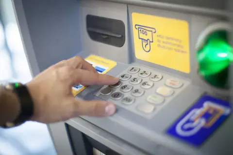 Bankomaty w Żywcu - Gdzie je znaleźć i godziny otwarcia bankomatów
