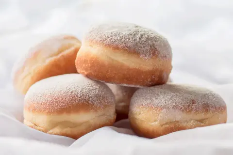 Pyszne pączki bezglutenowe posypane cukrem pudrem. Idealne na tłusty czwartek, oto przepis!