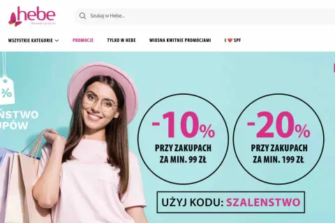 Uśmiechnięta kobieta z torbami na zakupy, promocje -10% i -20% w Hebe.