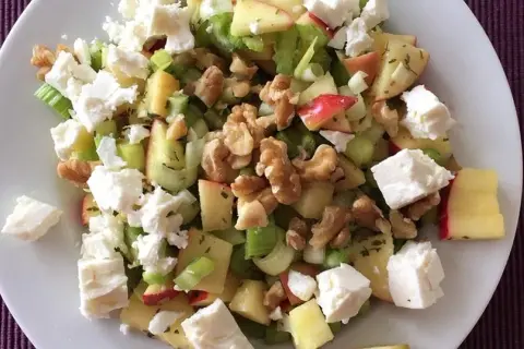 Apfel-Sellerie-Salat: Knackiger Klassiker & leichte Varianten
