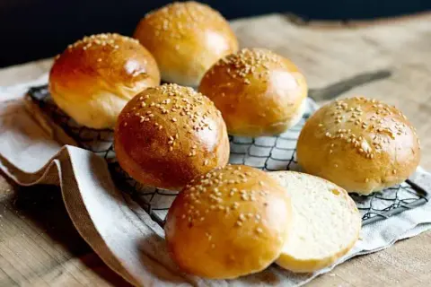 Jak podgrzać gotowe bułki do hamburgerów, by były idealne?