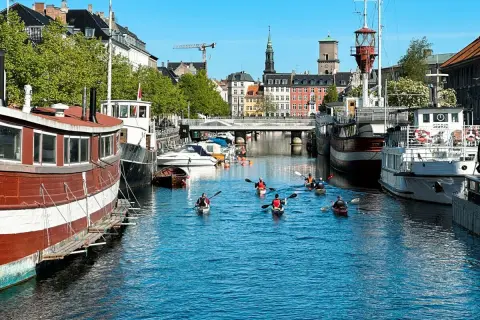 Kajakfahrer auf einem Kanal in Kopenhagen. Selbst mit teuren Preisen ist die Stadt mit ihren Kanälen und Booten ein Erlebnis.