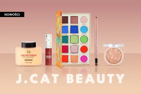 Zestaw kosmetyków J.Cat Beauty: puder, pomadka, paleta cieni i sztyft do makijażu.