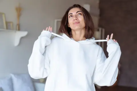 Jak zawiązać sznurki od bluzy, aby nie luzowały się w ciągu dnia