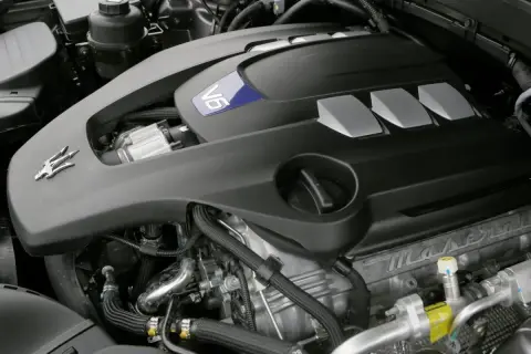 Motor V6 Maserati. ¿Como saber los CV de mi coche? Busca la etiqueta del motor o consulta el manual.