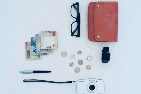 Gotówka, okulary, portfel, aparat i smartwatch – to elektronika w bagażu rejestrowanym, która może się przydać w podróży.