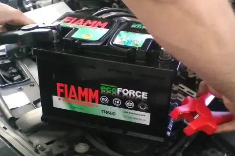 Wymiana akumulatora FIAMM ecoFORCE TR680. Sprawdzanie pojemności akumulatora 12V 70Ah 680A.