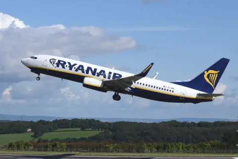 Samolot Ryanair wznosi się w powietrze. Zadbaj o swoje podróże z ubezpieczenie plus Ryanair.