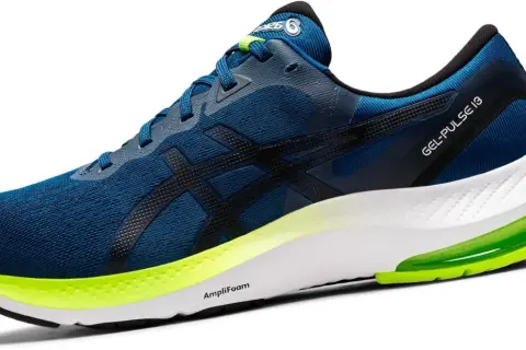 Scarpa da running blu con dettagli fluo. Il modello GEL-PULSE 13 offre ammortizzazione e comfort per ogni passo.