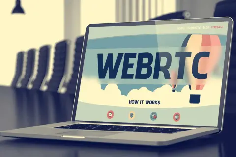 Un ordinateur portable affiche une page web avec le logo WEBRTC et un ballon.