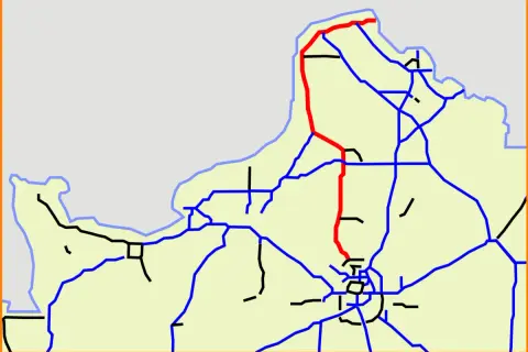Carte routière montrant les sorties autoroute A16 en rouge, traversant une zone urbaine et des routes secondaires bleues.