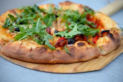 Ile gram ciasta na pizzę 30 cm? Odkryj idealną wagę dla smaku