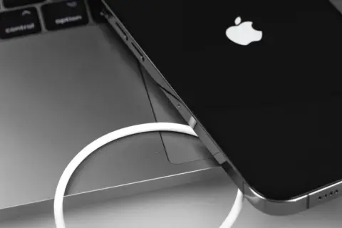 Jak zgrać zdjęcia z iPhone na PC? 4 metody bez problemów!
