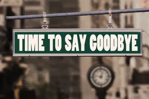 Znak "TIME TO SAY GOODBYE" nad ulicą. Czas na wypowiedzenie umowy o pracę po niemiecku.
