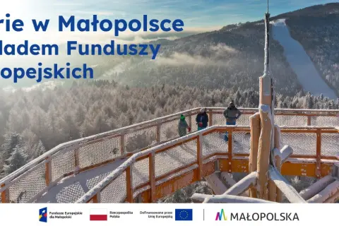 Zimowe ferie w Małopolsce na wieży widokowej, śladem Funduszy Europejskich. Widok na ośnieżone góry i las.