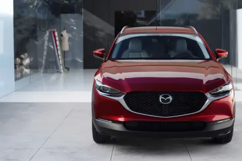Elegancka, czerwona Mazda CX-30 prezentuje się stylowo. Sprawdź jej atrakcyjną mazda cx 30 cenę i poczuj wolność na drodze.