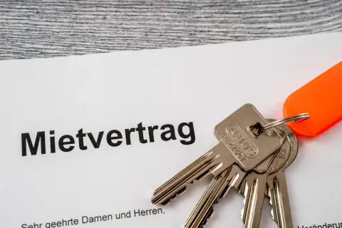 Schlüssel und Mietvertrag liegen bereit. Die Frage, wie lange darf ein Mieter Besuch haben, ist oft im Vertrag geregelt.