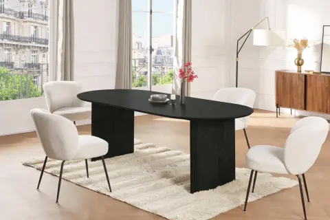 Un elegante tavolo nero ovale con sedie bianche in bouclé: un perfetto esempio di come abbinare sedie al tavolo per un look moderno.