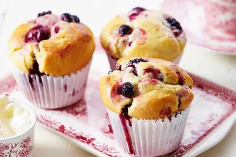 Puszyste muffinki z borówkami, pachnące latem i słodyczą. Idealne na deser lub śniadanie.