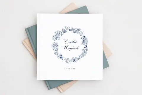 Livre d'or à personnaliser, orné d'une couronne de feuillage bleu marine. Idéal pour immortaliser vos souvenirs.