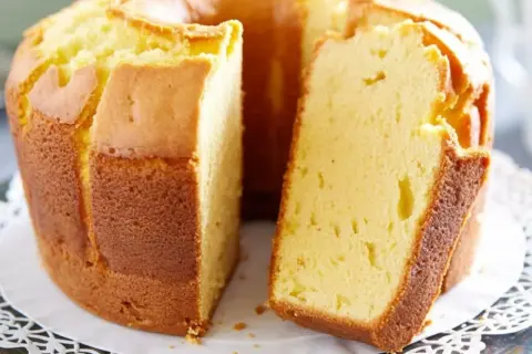 Puszysta babka wielkanocna, zrumieniona skórka i jasny środek. Idealna na święta, smakuje wyśmienicie.
