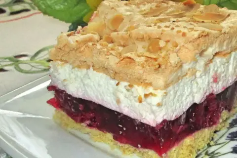 Puszysta malinowa chmurka z bezą i migdałami, warstwowa pokusa na talerzu.