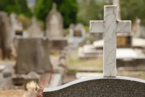 Ile kosztuje miejsce na cmentarzu w Siedlcach? Sprawdź ceny i opłaty