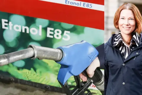 En kvinna ler vid en pump för etanol E85.