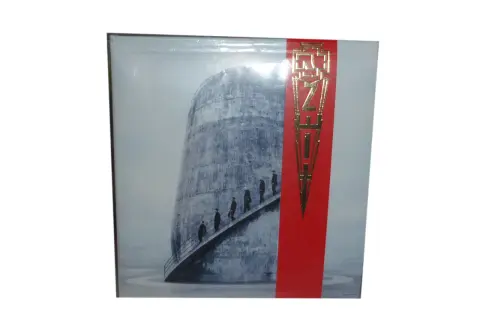 Okładka albumu Rammstein Zeit: członkowie zespołu wchodzą po schodach na tle betonowej konstrukcji.