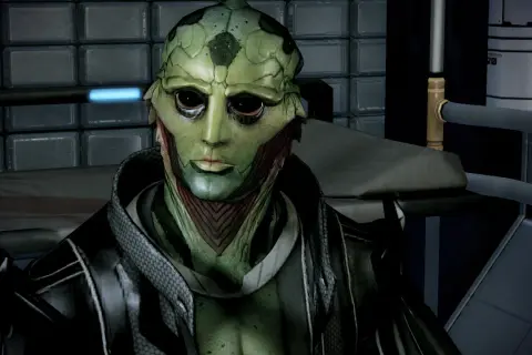 Thane Krios, postać z Mass Effect 2, z zieloną skórą i ciemnymi oczami, w czarnym płaszczu. Jego obecność budzi nadzieję na romantyczne chwile.