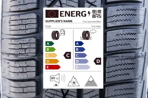Naklejka z etykietą energetyczną opon, pokazująca klasy efektywności paliwowej i przyczepności na mokrej nawierzchni. Opony austone z etykietą.