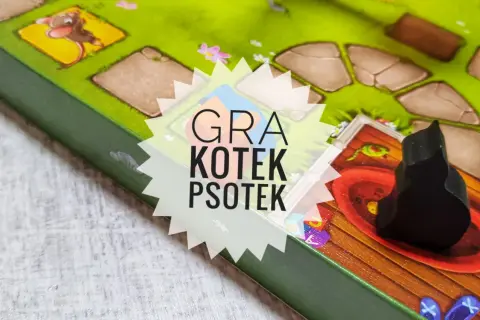 Plansza gry Kotek Psotek z czarnym kotkiem i myszką.
