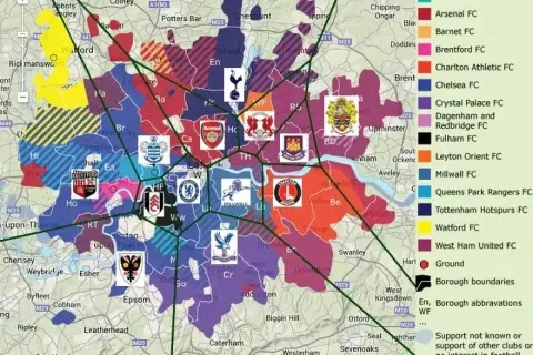 Mapa pokazująca podział Londynu na dzielnice i obszary kibicowania klubom piłkarskim.