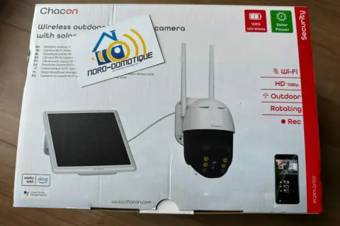 Boîte de caméra Chacon, modèle IPCAM-DM02, avec panneau solaire. Le mode d'emploi est inclus.
