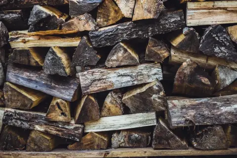 Gros tas de bois de chauffage humide. Que faire pour le sécher et le rendre utilisable pour un feu ?